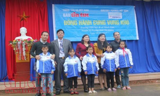 Trao áo ấm cho học sinh tại vùng cao Hà Giang ảnh 1